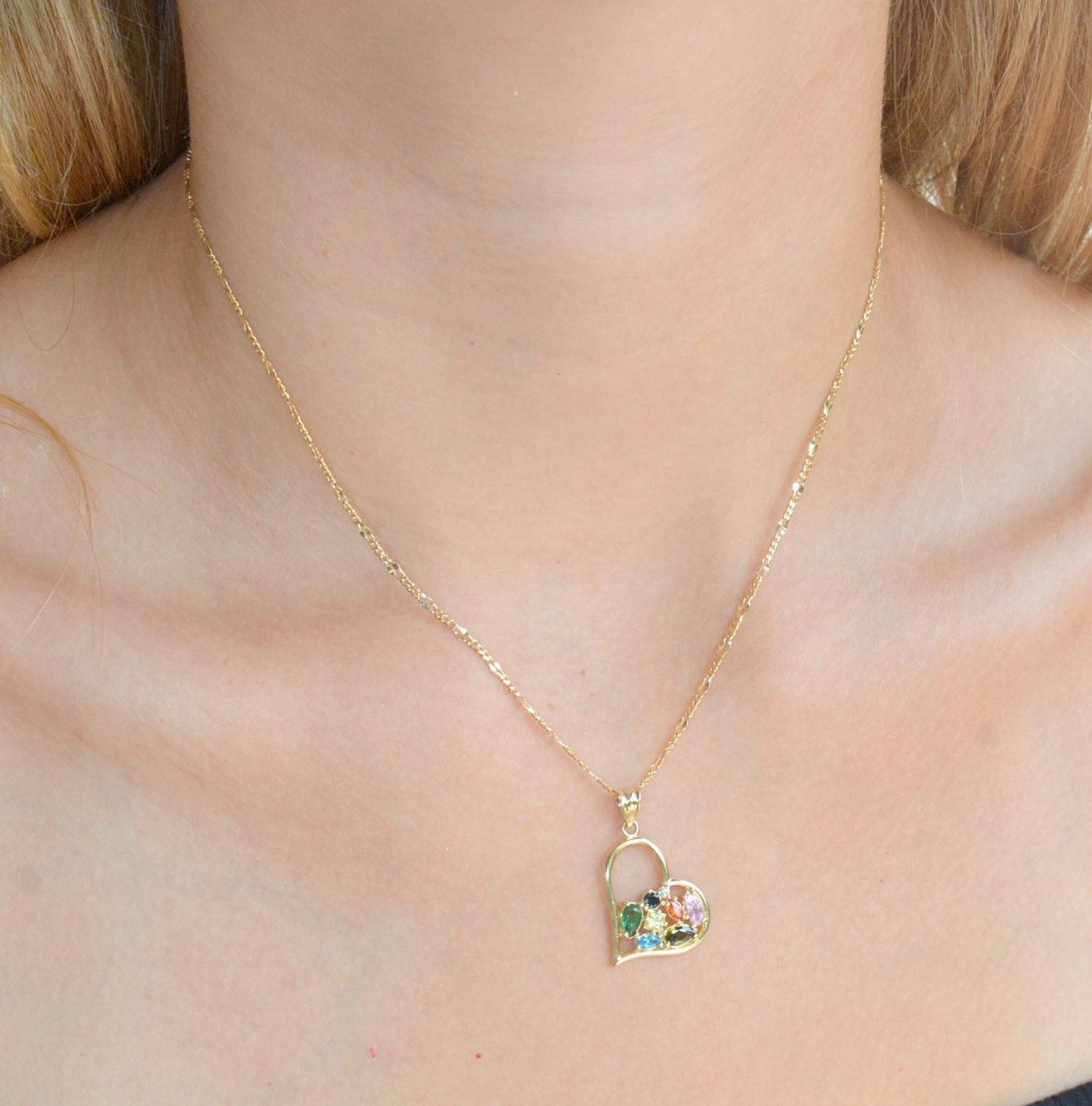 Złota zawieszka 375 serduszko z kolorowymi cyrkoniami ZA 6770 375.  Złota zawieszka 375. Złoty wisiorek serduszko z cyrkoniami. Złota zawieszka damska. Zawieszka damska serce próby 375. Złota zawieszka na prezent.jpg